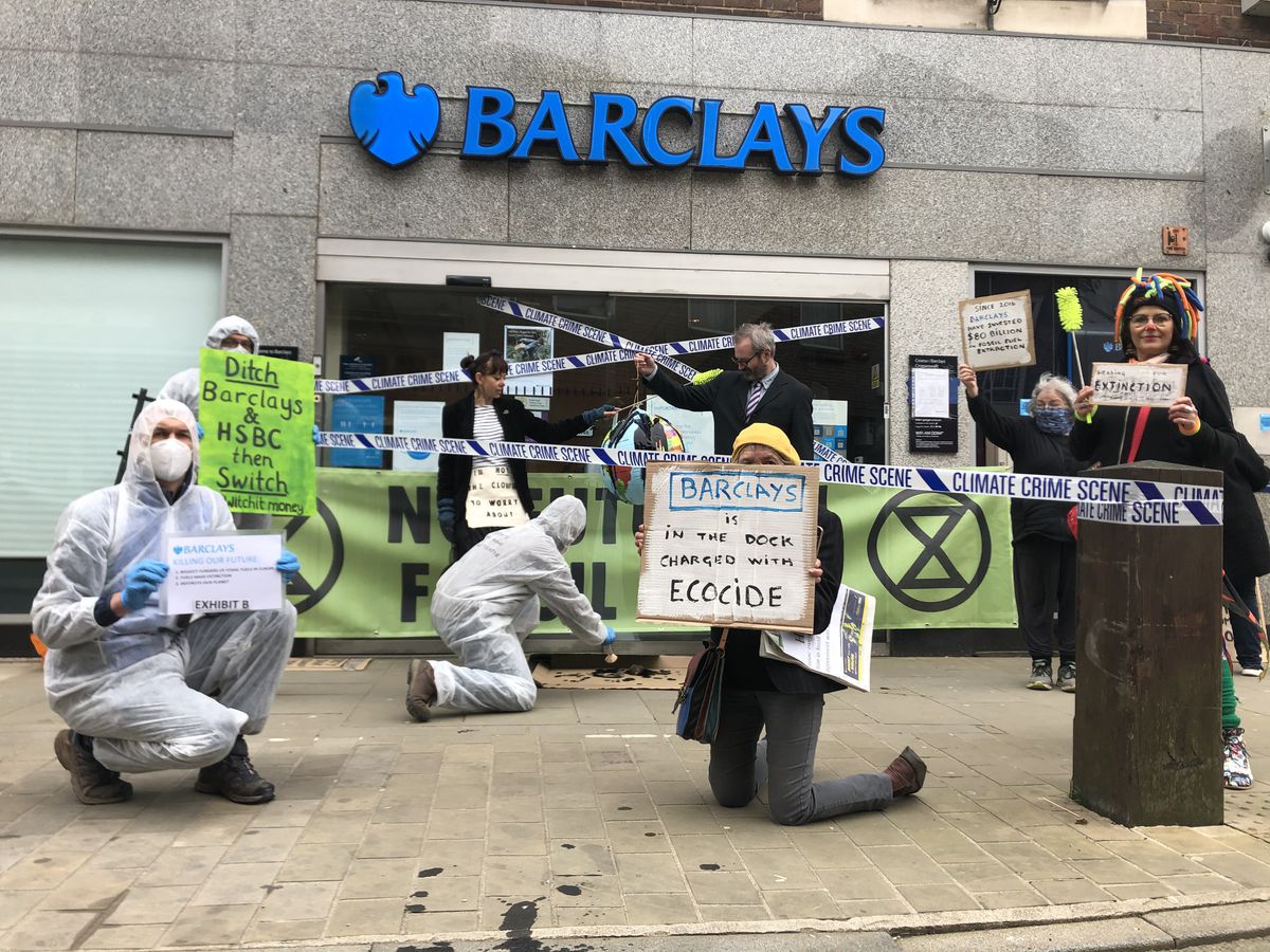 Aandeelhouders-vergadering Barclays verstoord door milieuactivisten